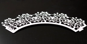 Vue détaillée du contour de cupcake blanc découpé au laser avec motifs d'arbres