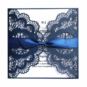 Élégante invitation de mariage bleu marine découpée au laser avec carte blanche et ruban