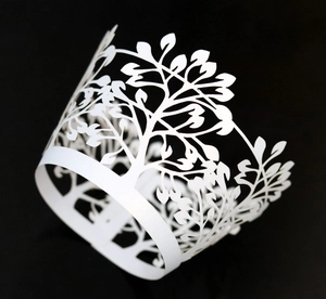 Vue macro de caissettes à cupcakes blanches découpées au laser avec motifs de feuilles