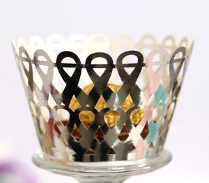 Caissette à cupcakes argentée découpée au laser avec motifs géométriques élégants