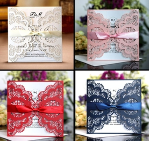 Faire-part de mariage découpés au laser blanc, rose, rouge et bleu avec rubans de soie