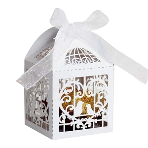 Boîte à bonbons de mariage découpée au laser avec motif d'oiseaux et ruban blanc