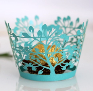 Vue macro d'un contour de cupcake bleu tiffany avec motifs d'arbre découpés au laser