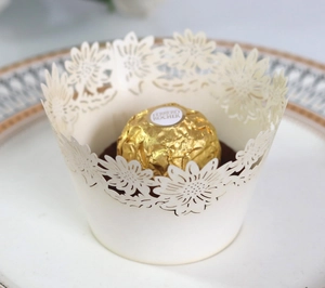 Lasergeschnittene Sonnenblumen-Cupcake-Förmchen in Cremeweiß für elegante Partydekoration