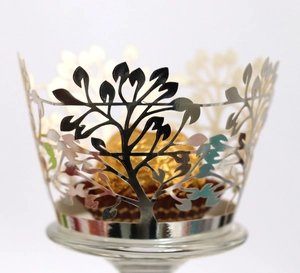 Vue macro du contour de cupcake argenté découpé au laser avec motif arbre évidé
