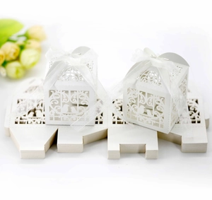 Boîte de dragées de mariage blanche découpée au laser avec motif oiseaux et ruban organza
