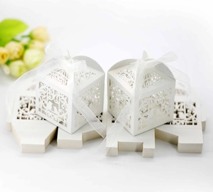 Détails des boîtes de dragées de mariage découpées au laser avec rubans blancs élégants