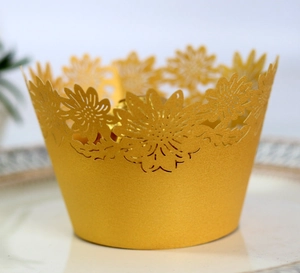 Makroaufnahme goldener lasergeschnittener Cupcake-Förmchen mit Perlglanz-Finish