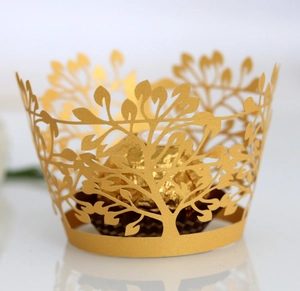 Détail macro du contour à cupcake doré découpé au laser avec motif arbre de vie