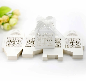 Boîte de mariage découpée au laser avec ruban blanc et motif de cage à oiseaux