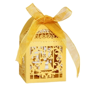 Boîte à dragées dorée découpée au laser avec motifs d'oiseaux et ruban en organza