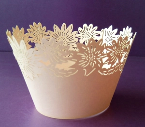 Detaillierte lasergeschnittene Cupcake-Förmchen in Creme mit filigranem Sonnenblumenrand