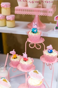 Caissettes à cupcakes roses découpées au laser et décorations de gâteau Peppa Pig