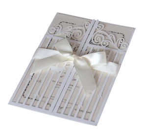 Invitation mariage découpée au laser blanche avec ruban et papier perlé champagne