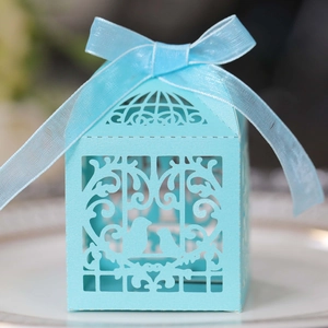 Boîte à dragées bleu clair découpée au laser avec motif d'oiseaux et ruban en organza