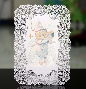 Spitzen-Hohlrosen-Laser-Einladungskarte aus Papier mit zarter Comic-Flügel-Illustration