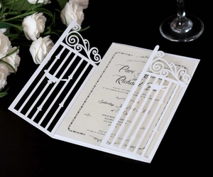 Détail macro de l'invitation de mariage découpée au laser avec pochette ajourée élégante