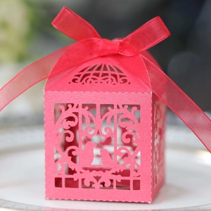 Détail de la boîte à dragées rose rouge découpée au laser avec oiseaux et ruban en soie