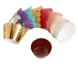 Lasergeschnittene Cupcake-Förmchen in Metallic-Farben mit braunen Backförmchen aus Papier
