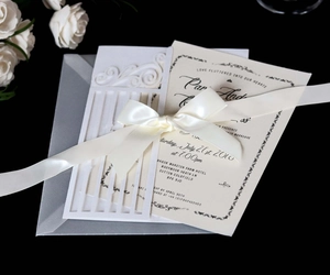 Invitation de mariage élégante découpée au laser avec carte crème et nœud en soie blanche