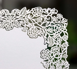 Detaillierte lasergeschnittene Einladung aus weißem Perlpapier mit Rosen-Spitzenmuster