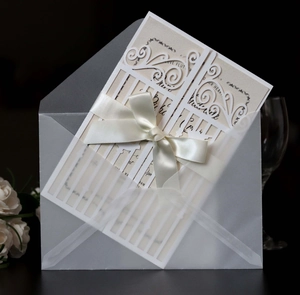 Élégante invitation de mariage découpée au laser champagne avec nœud en soie et enveloppe