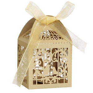 Boîte à dragées dorée découpée au laser avec motif oiseaux et ruban en satin chic