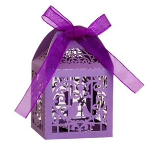 Détail de boîte de mariage violette découpée au laser avec motifs floraux et ruban organza