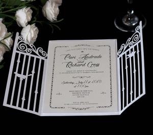 Détail de l'invitation de mariage découpée au laser avec design de porte blanche pliée