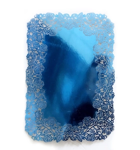 Detail lasergeschnittener blauer Rosenmuster auf hochwertigem Perlmuttpapier für Einladungen