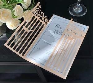 Détail de l'invitation de mariage découpée au laser champagne avec papier nacré élégant