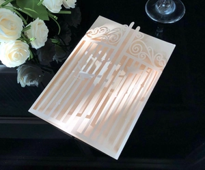 Détail du faire-part découpé au laser avec motifs floraux et style portail