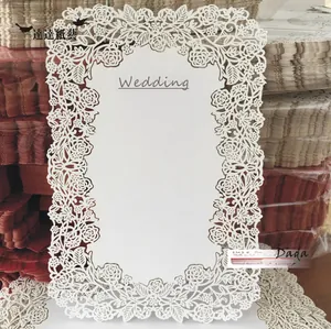 Detailaufnahme der lasergeschnittenen Hochzeitseinladung aus weißem Papier mit Rosen