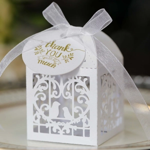 Boîte à dragées mariage découpée au laser avec motifs d'oiseaux et ruban blanc
