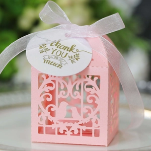 Détail boîte de mariage rose découpée au laser avec oiseaux et ruban de satin