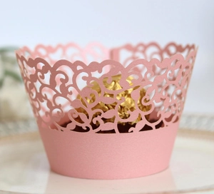 Caissette à cupcake rose découpée au laser avec motif de dentelle pour décoration