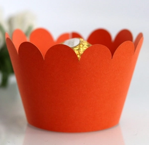 Pirottini per cupcake arancioni con bordi smerlati per decorazioni di dolci festivi
