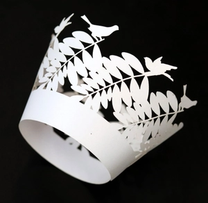 Détail de la dentelle découpée au laser motif oiseau et feuille pour décor de cupcake