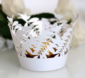 Détail de caissette à cupcake blanche découpée au laser avec motifs oiseaux et feuilles