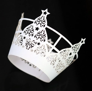 Détail de contour à cupcake blanc découpé au laser avec motifs d'étoiles et vignes
