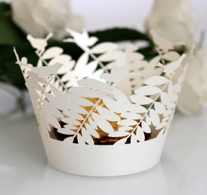 Détail de bordure de gâteau en papier blanc découpé au laser avec oiseaux et feuilles