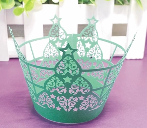 Détail de caissettes à cupcakes sapin de Noël vert foncé découpées au laser pour la fête