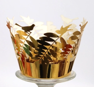 Caissette à cupcakes dorée découpée au laser avec motifs de feuilles et d'oiseaux