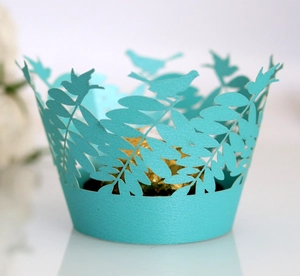 Détail de la caissette à cupcake découpée au laser avec motifs d'oiseaux et feuilles