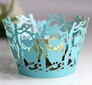 Dettaglio macro di pirottini per cupcake a forma di gufo tagliati al laser in blu