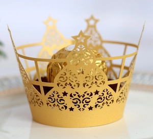 Détail de l'emballage en papier doré découpé au laser pour décoration de chocolats
