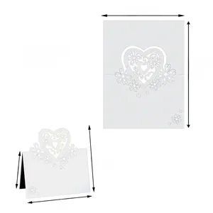 Segnaposto a cuore bianco tagliato al laser con decori floreali e dimensioni