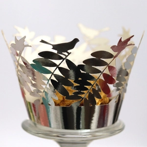 Caissettes à cupcakes argentées découpées au laser avec motif d'oiseaux et feuilles