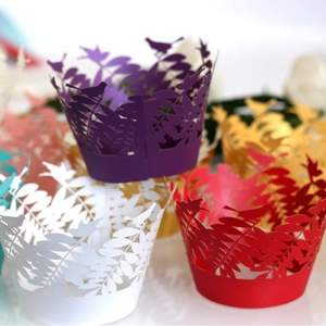 Bords de cupcake découpés au laser avec oiseaux et feuilles pour décor de mariage