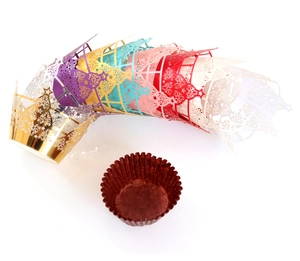 Caissettes à cupcakes découpées au laser en couleurs métallisées pour fêtes de Noël